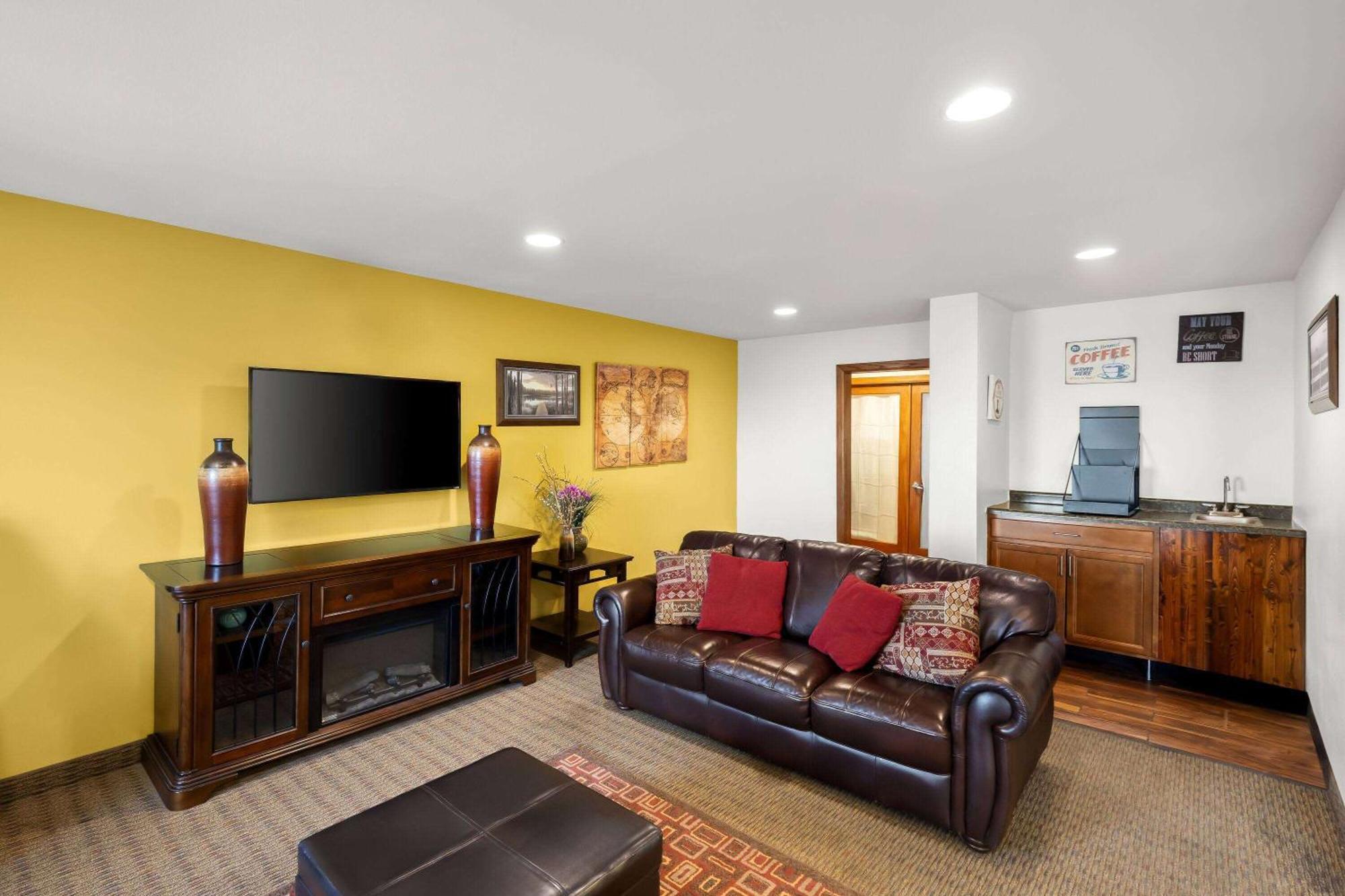Days Inn & Suites By Wyndham Rochester South Kültér fotó