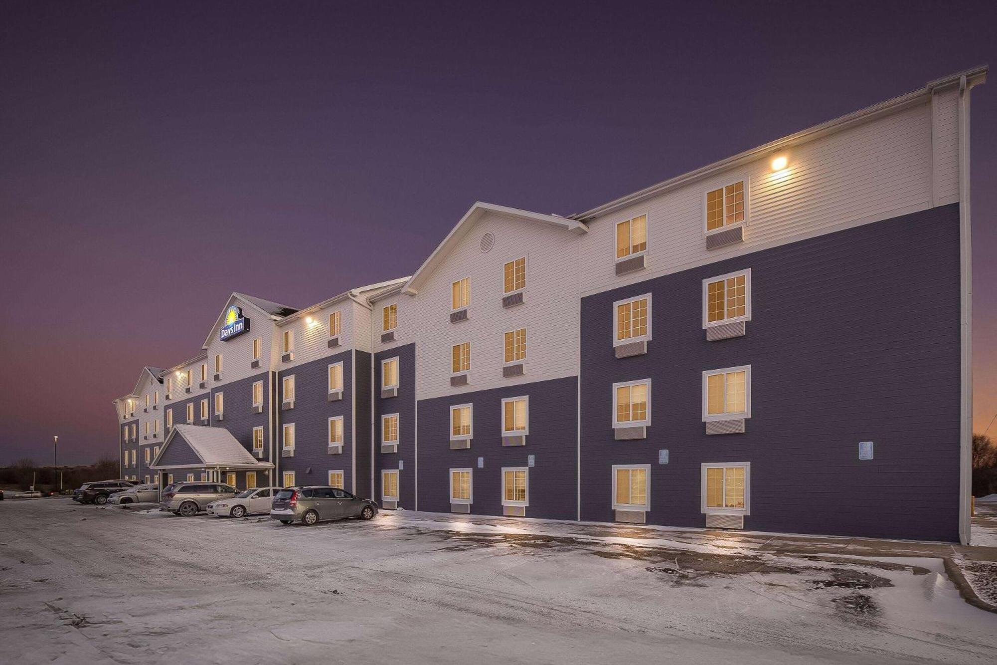 Days Inn & Suites By Wyndham Rochester South Kültér fotó