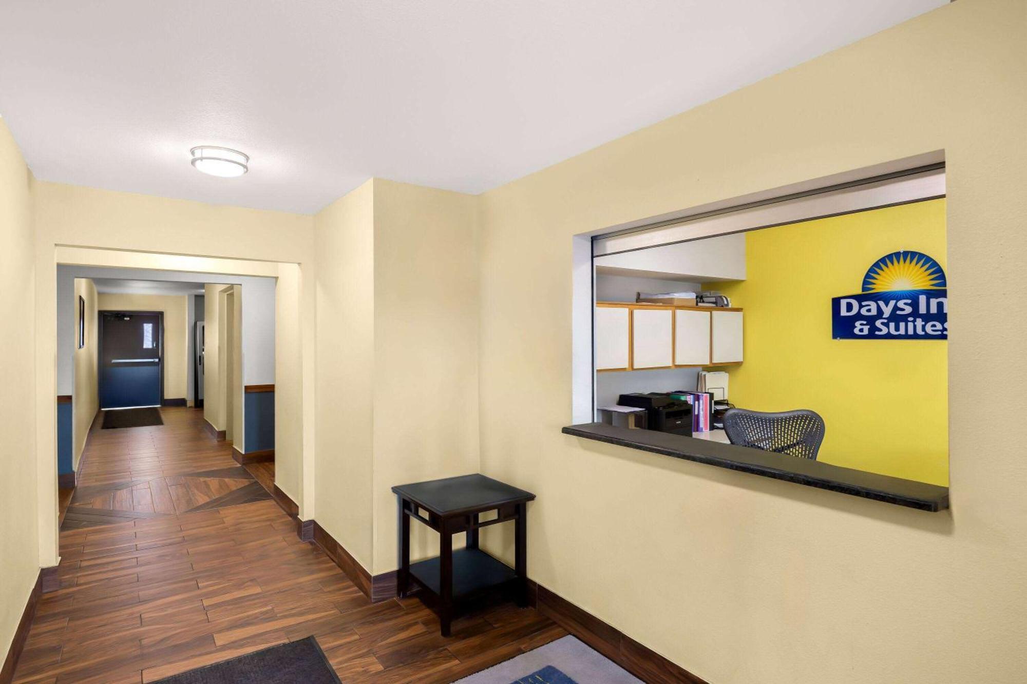 Days Inn & Suites By Wyndham Rochester South Kültér fotó